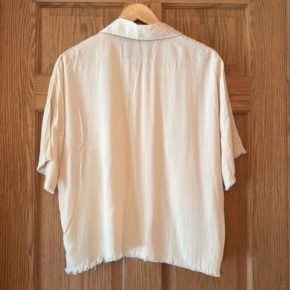 CARLY JEAN LOS ANGELES Frayed Hem Short Sleeve Button Down Shirt - Picture 6 of 11
